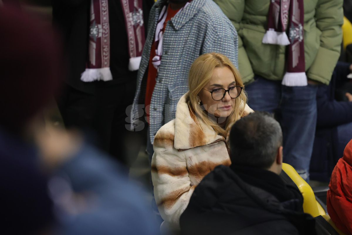 Soția și fiica lui Marius Șumudică, surprinse încălcând regulamentul pe Arena Națională la Rapid - FCSB