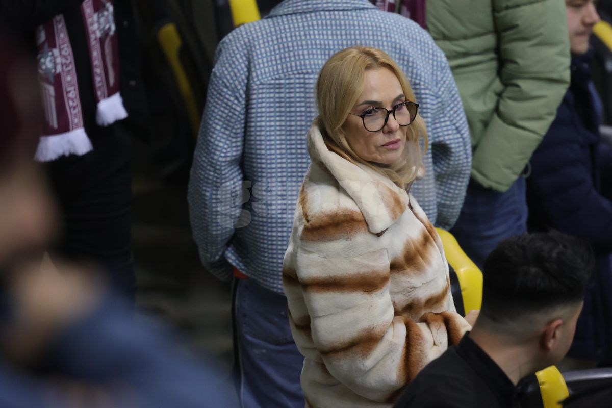 Soția și fiica lui Marius Șumudică, surprinse încălcând regulamentul pe Arena Națională la Rapid - FCSB