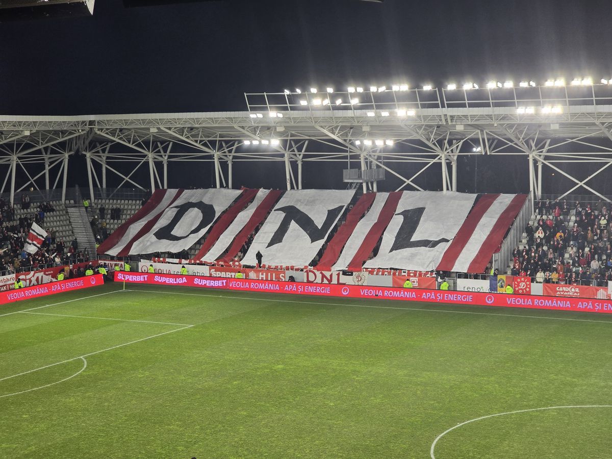 Spectacol în Dinamo - Hermannstadt! » Trei scenografii BLITZ afișate de ultrași în 5 minute: „În cinstea noastră, câinilor”