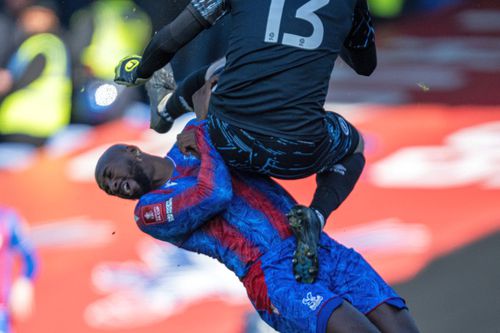 Mateta a fost lovit cu crampoanele în zona urechii stângi // foto: Imago Images
