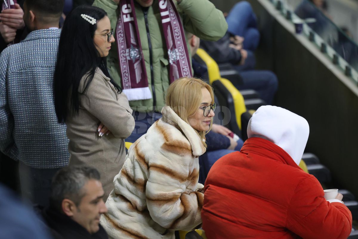 Soția și fiica lui Marius Șumudică, surprinse încălcând regulamentul pe Arena Națională la Rapid - FCSB