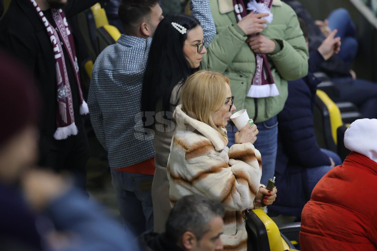 Soția și fiica lui Marius Șumudică, surprinse încălcând regulamentul pe Arena Națională la Rapid - FCSB