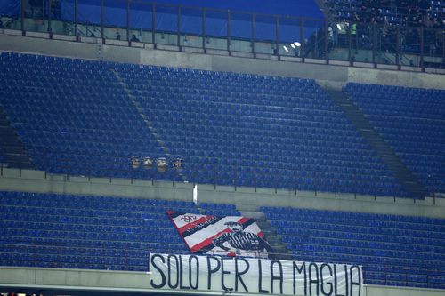 Așa a arătat Peluza Sud a stadionului San Siro în primul sfert de oră al meciului Milan - Lazio (1-2) / Foto: Imago
