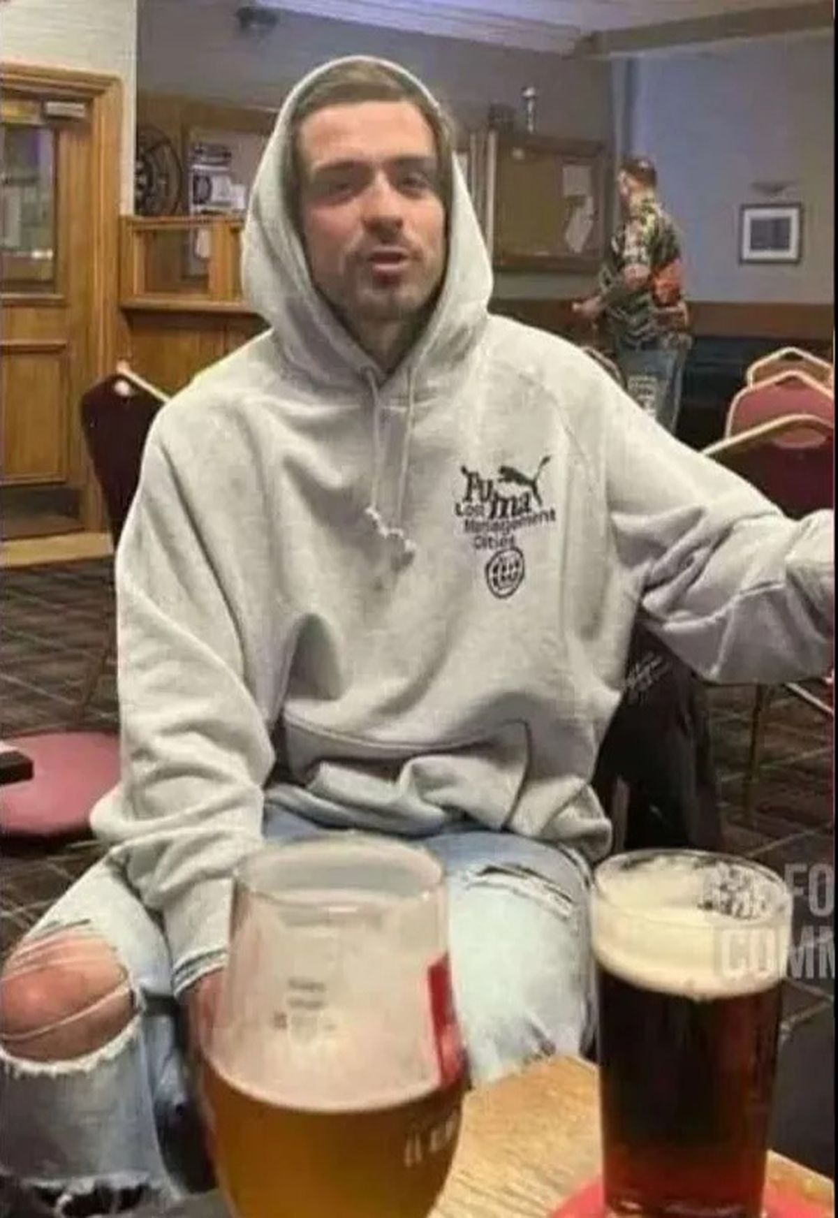 Jack Grealish, surprins de paparazzii într-o cârciumă cu bere ieftină