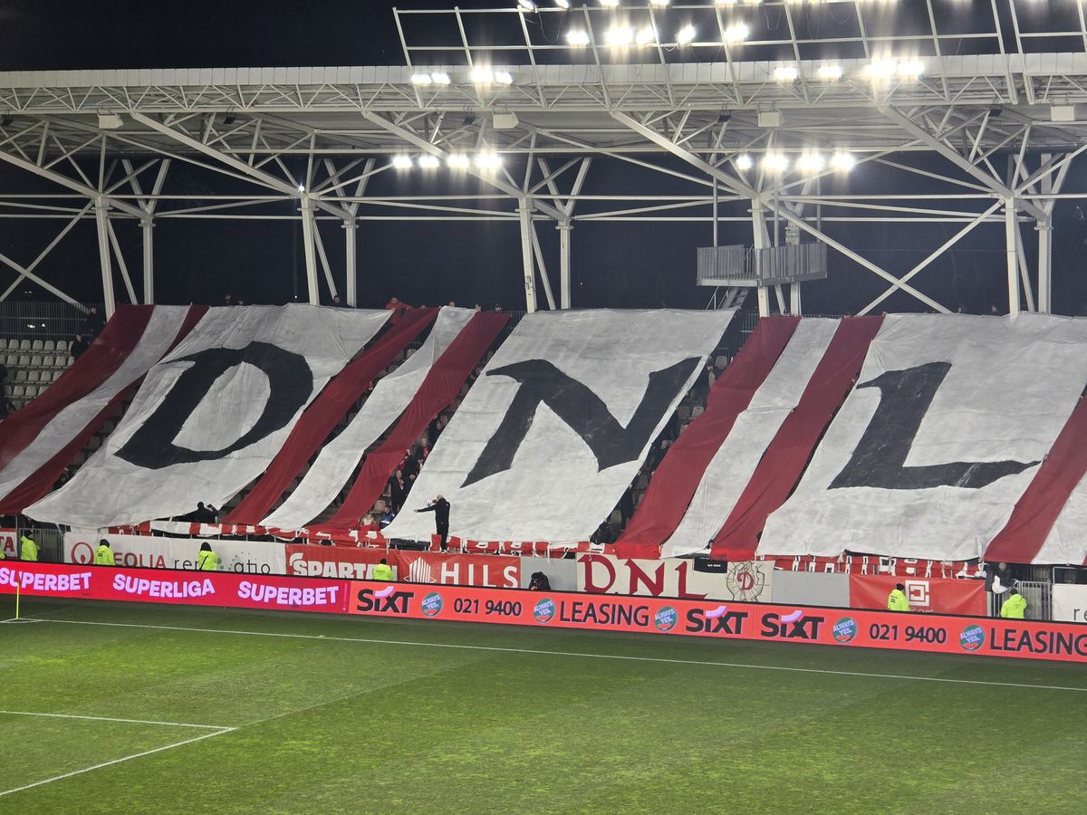 Spectacol în Dinamo - Hermannstadt! » Trei scenografii BLITZ afișate de ultrași în 5 minute: „În cinstea noastră, câinilor”