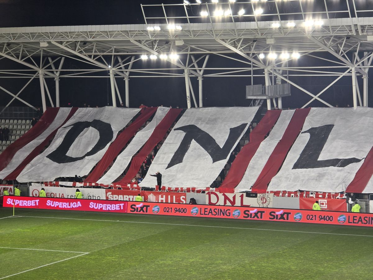 Spectacol în Dinamo - Hermannstadt! » Trei scenografii BLITZ afișate de ultrași în 5 minute: „În cinstea noastră, câinilor”