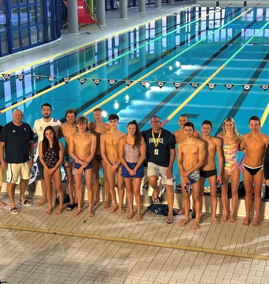 Summer McIntosh alături de colegii săi de antrenamente de la Font Romeu Cum se pregătesc înotătorii de top la început de an » Summer McIntosh și David Popovici la altitudine, Leon Marchand și Thomas Ceccon la soare