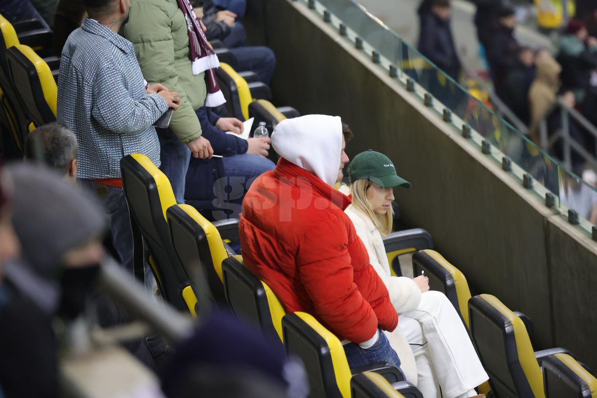 Soția și fiica lui Marius Șumudică, surprinse încălcând regulamentul pe Arena Națională la Rapid - FCSB