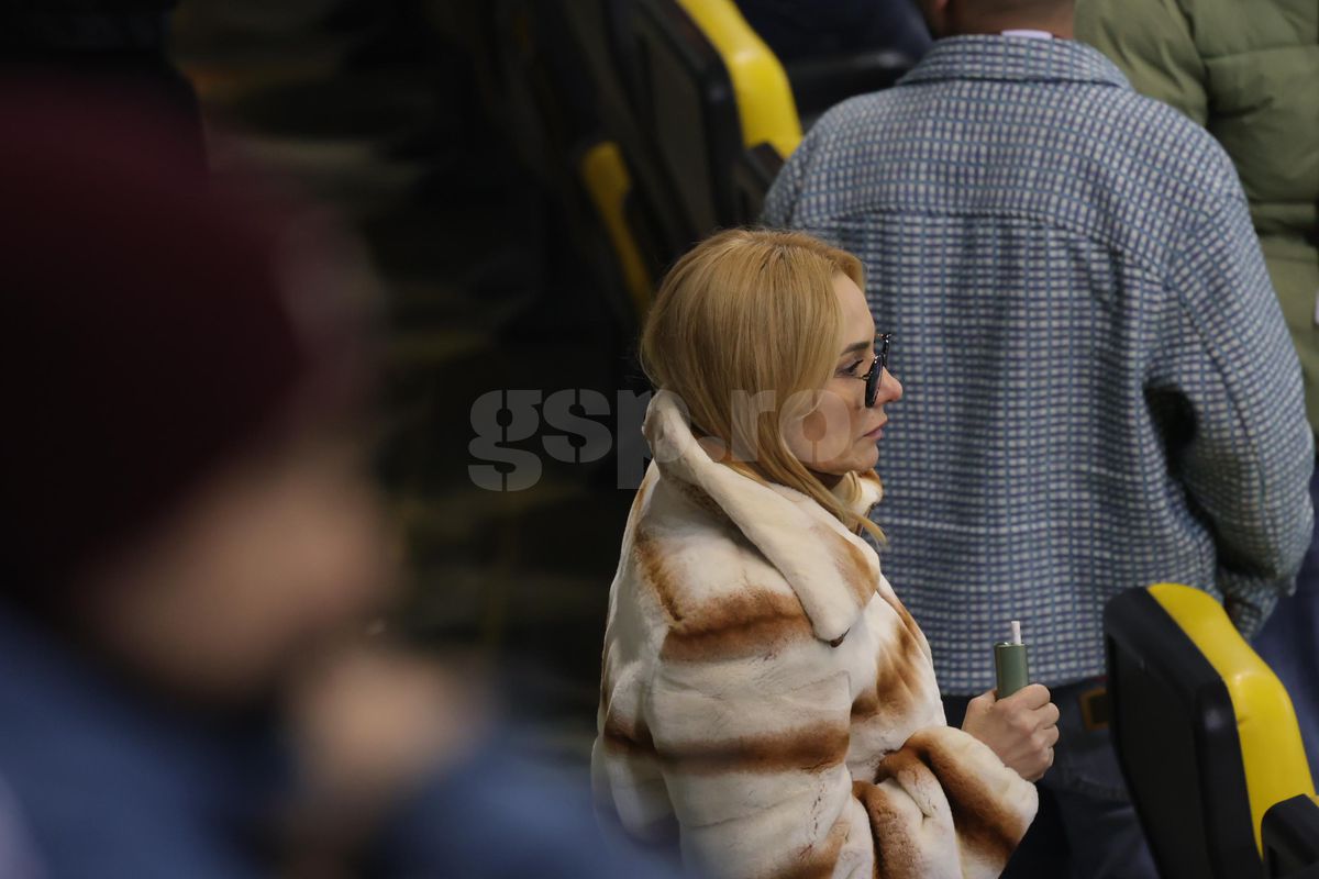 Soția și fiica lui Marius Șumudică, surprinse încălcând regulamentul pe Arena Națională la Rapid - FCSB