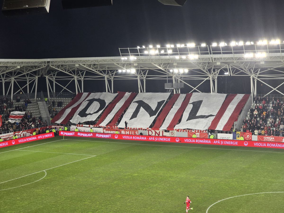 Spectacol în Dinamo - Hermannstadt! » Trei scenografii BLITZ afișate de ultrași în 5 minute: „În cinstea noastră, câinilor”