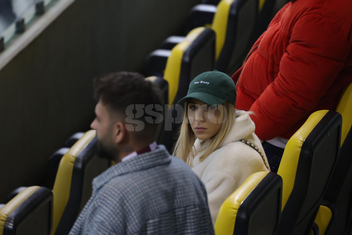 Soția și fiica lui Marius Șumudică, surprinse încălcând regulamentul pe Arena Națională la Rapid - FCSB