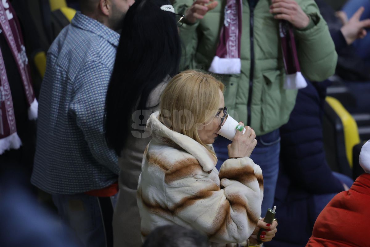 Soția și fiica lui Marius Șumudică, surprinse încălcând regulamentul pe Arena Națională la Rapid - FCSB