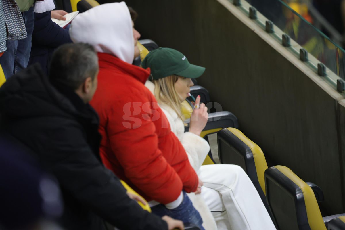 Soția și fiica lui Marius Șumudică, surprinse încălcând regulamentul pe Arena Națională la Rapid - FCSB