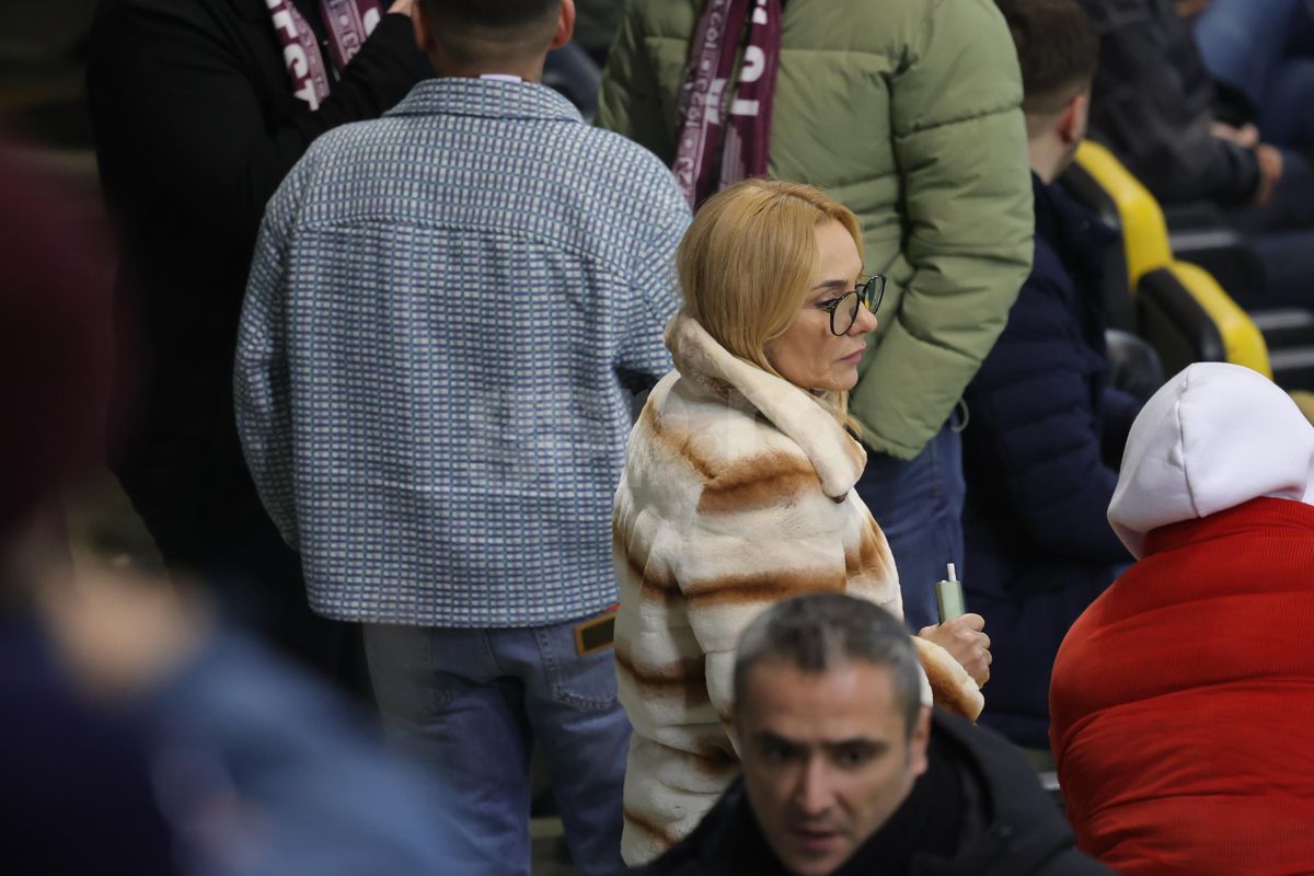 Soția și fiica lui Marius Șumudică, surprinse încălcând regulamentul pe Arena Națională la Rapid - FCSB