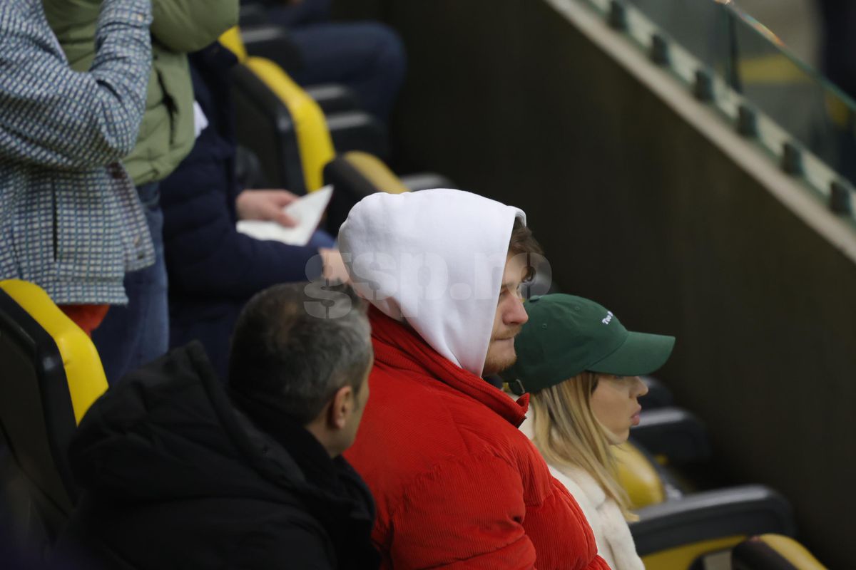 Soția și fiica lui Marius Șumudică, surprinse încălcând regulamentul pe Arena Națională la Rapid - FCSB