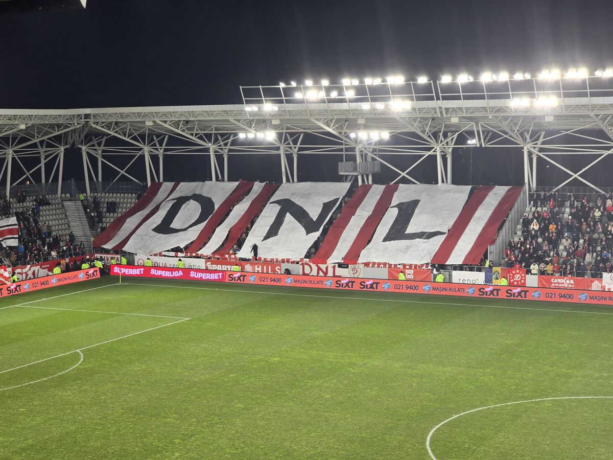 Spectacol în Dinamo - Hermannstadt! » Trei scenografii BLITZ afișate de ultrași în 5 minute: „În cinstea noastră, câinilor”