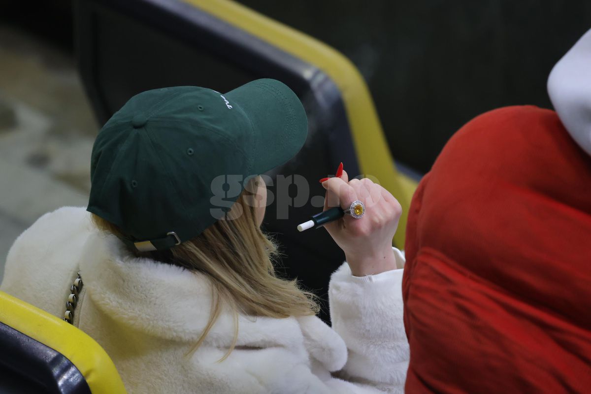 Soția și fiica lui Marius Șumudică, surprinse încălcând regulamentul pe Arena Națională la Rapid - FCSB