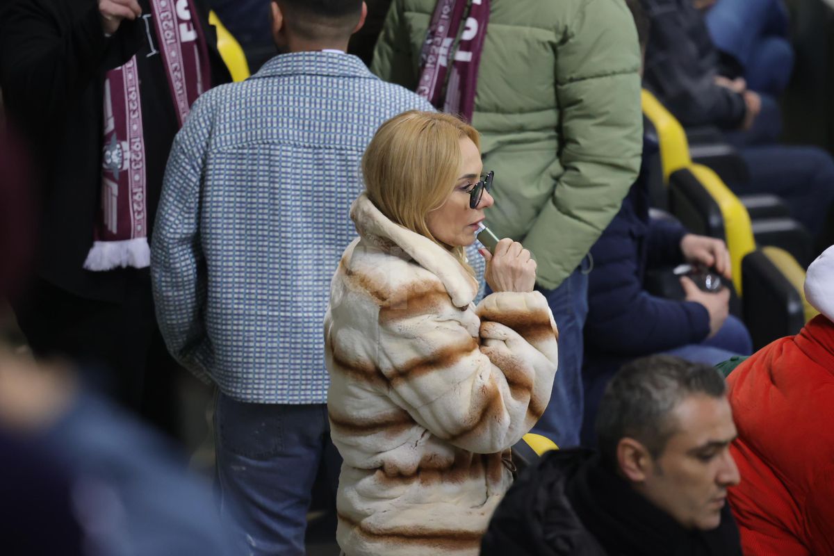 Soția și fiica lui Marius Șumudică, surprinse încălcând regulamentul pe Arena Națională la Rapid - FCSB