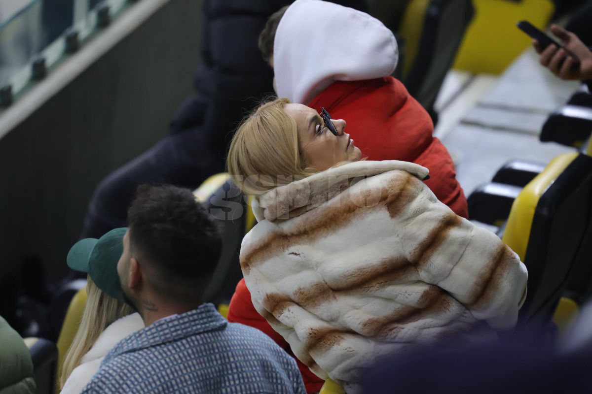 Soția și fiica lui Marius Șumudică, surprinse încălcând regulamentul pe Arena Națională la Rapid - FCSB