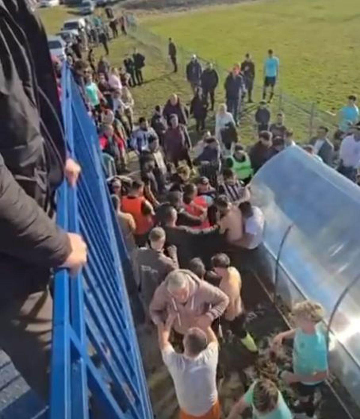 Scandal și bătaie generală la meciul din România! Poliția a intervenit de urgență