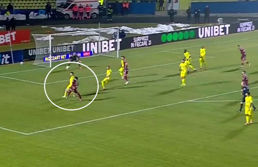 Acest șut al lui Dobre, încercuit aici, a fost cel mai periculos al Rapidului între goluri „Instinct de echipă mică, să tragă de rezultat!” » Are dreptate Panduru despre Rapid? Am analizat meciul: iată concluzia!