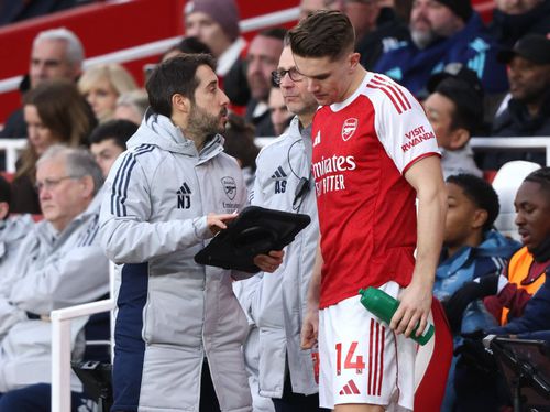 Asistentul Nicolas Jover discută cu golgheterul Viktor Gyokeres schemele folosite de Arsenal la fazele fixe / Foto: Imago