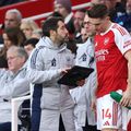 Asistentul Nicolas Jover discută cu golgheterul Viktor Gyokeres schemele folosite de Arsenal la fazele fixe / Foto: Imago
