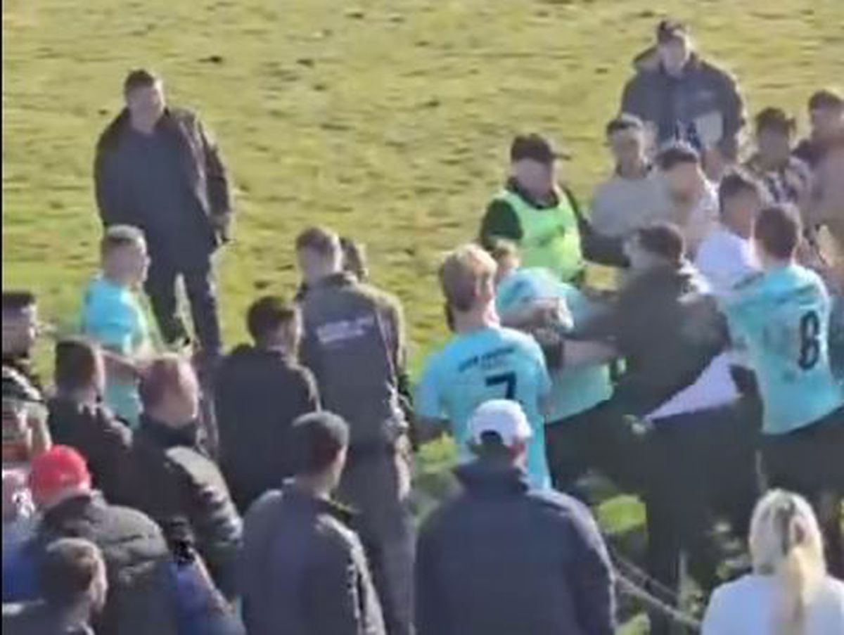 Scandal și bătaie generală la meciul din România! Poliția a intervenit de urgență