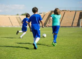 Psihoterapia la micii sportivi: cum susține dezvoltarea emoțională pe cea fizică?