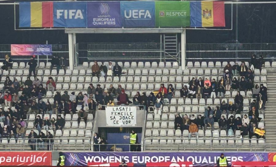 Banner-ul afișat de fani în timpul meciului/ foto: GSP România - Moldova, în preliminariile pentru Campionatul Mondial de fotbal feminin