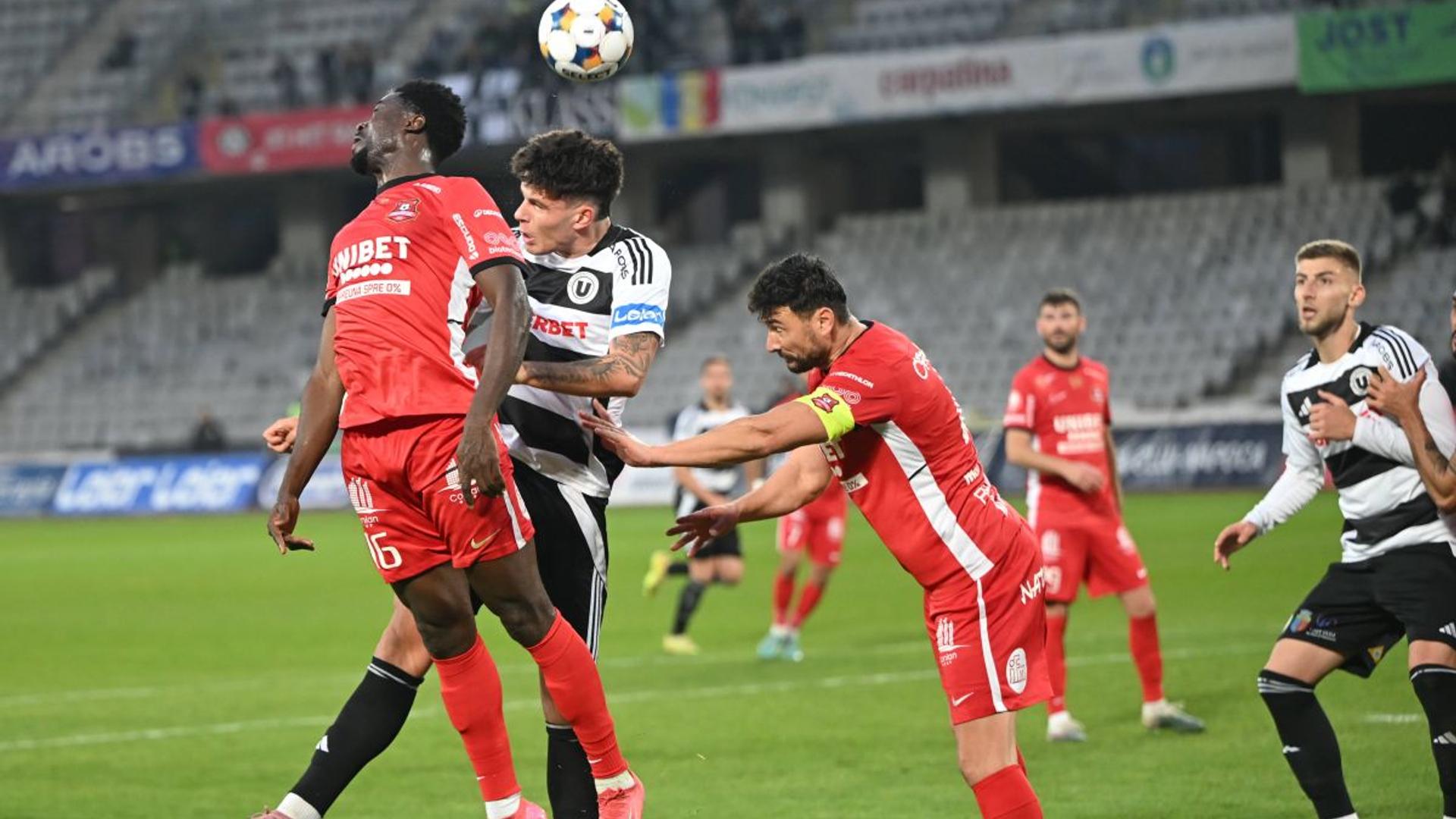 Jucători de fotbal în acțiune pe teren în meci din Cupa României Betano, sferturi finală, echipe calificare în semifinale. | sursa foto: Gazeta Sporturilor