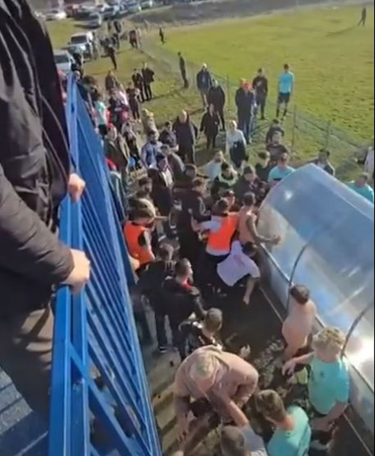 Scandal și bătaie generală la meciul din România! Poliția a intervenit de urgență