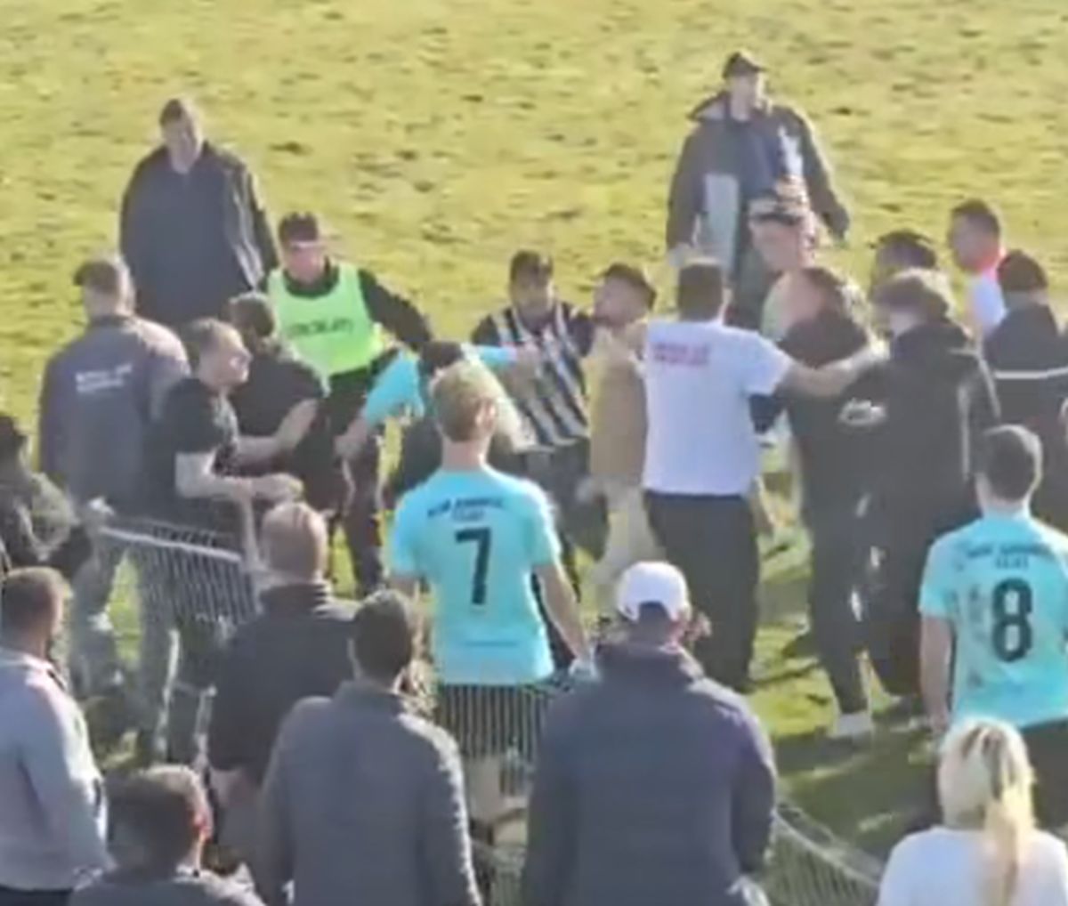 Haos la meciul dintre Speranța Mociu și Juniorul Cluj! Spectatorii au luat la bătaie jucătorii