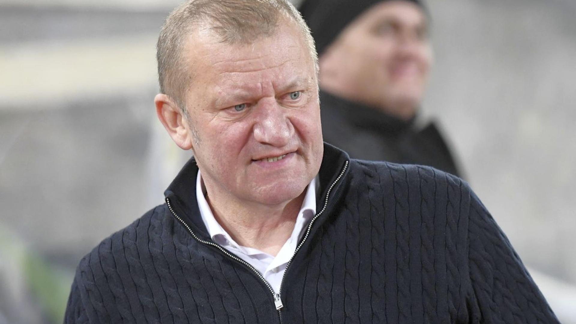 Dorinel Munteanu discutând cu jucătorii Oțelul Galați pe marginea terenului după meciul cu trei goluri anulate și eliminări | sursa foto: Gazeta Sporturilor