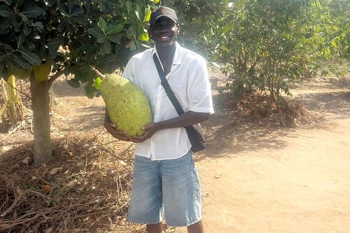 Moses Mawa, într-o vacanță în Africa, continentul de origine // sursă foto: Instagram