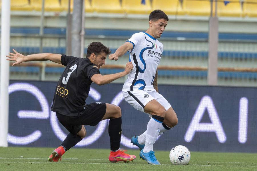 Martin Satriano (dreapta), într-un duel cu Botond Balogh în duelul dintre Parma și Inter din august 2021 / Foto: Imago „Nașul” lui Real Madrid este un alt fost junior al lui Chivu » Câți bani a încasat Inter din transferurile atacantului