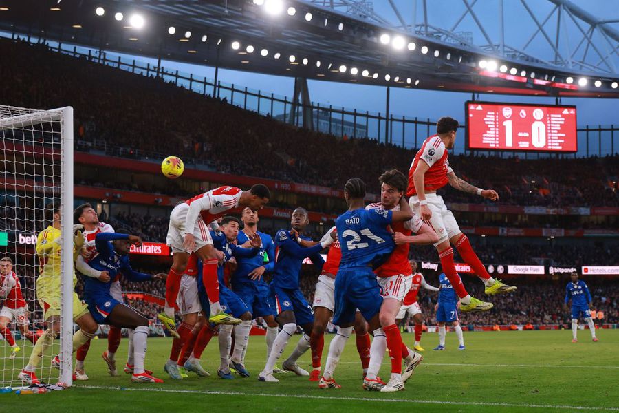 Autogolul marcat de Piero Hincapie în derby-ul Arsenal - Chelsea 2-1 / Foto: Imago Corner kick League sau grămada cere vârf!