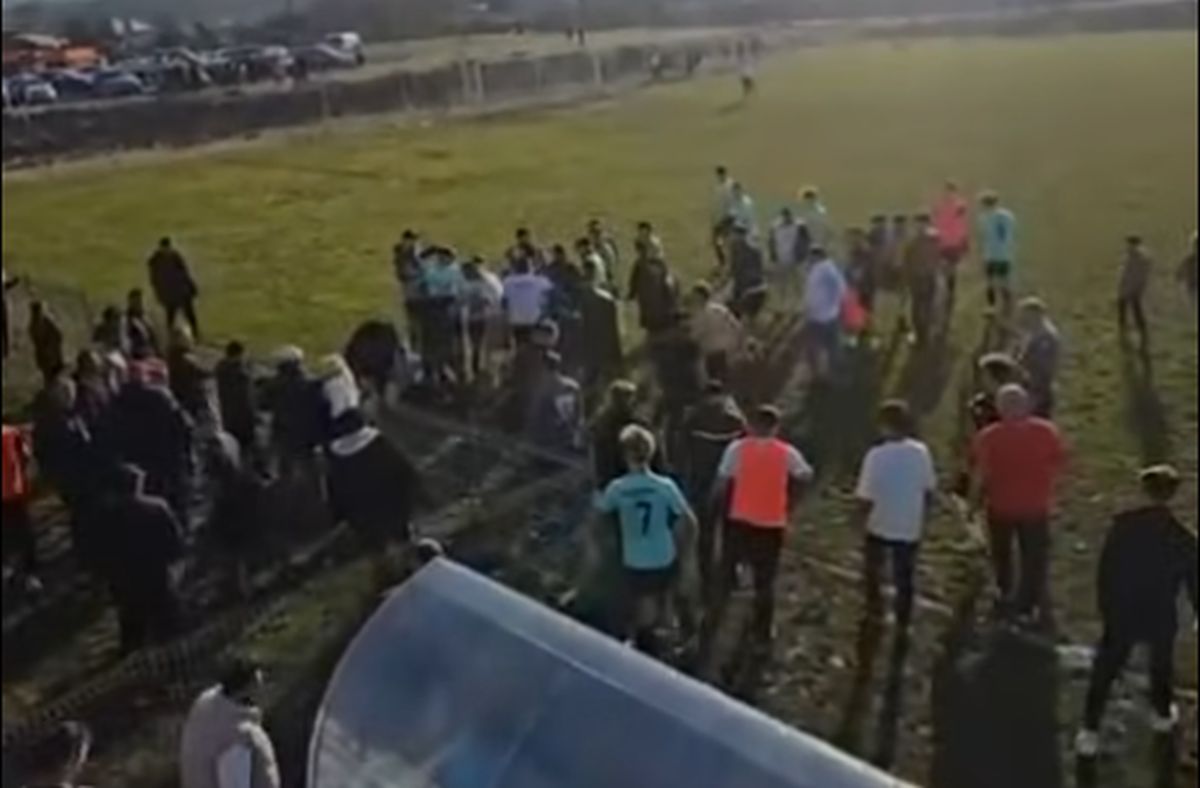 Haos la meciul dintre Speranța Mociu și Juniorul Cluj! Spectatorii au luat la bătaie jucătorii