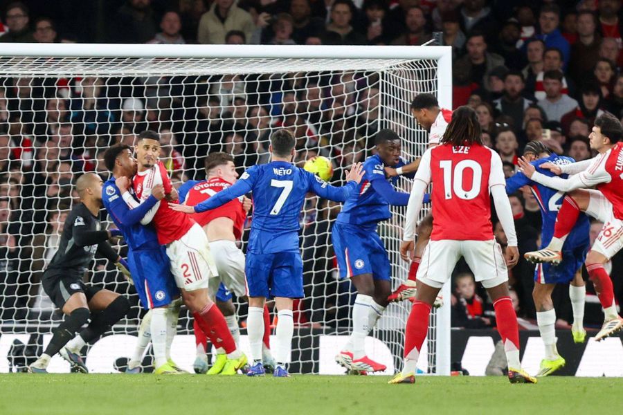 Jurrien Timber a deviat decisiv cu capul mingea centrată din corner de Declan Rice la primul gol al lui Arsenal în meciul cu Chelsea / Foto: Imago Corner kick League sau grămada cere vârf!