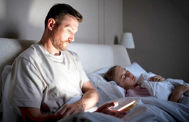 Cât de nocive sunt reels-urile? Timpul petrecut „scrollând” filmulețe ne poate afecta grav creierul! Cum putem contracara „atacul” AI