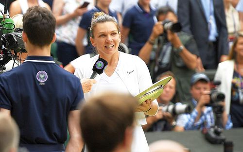 Simona Halep ține un discurs cu trofeul de la Wimbledon în mâini, foto: Guliver/gettyimages