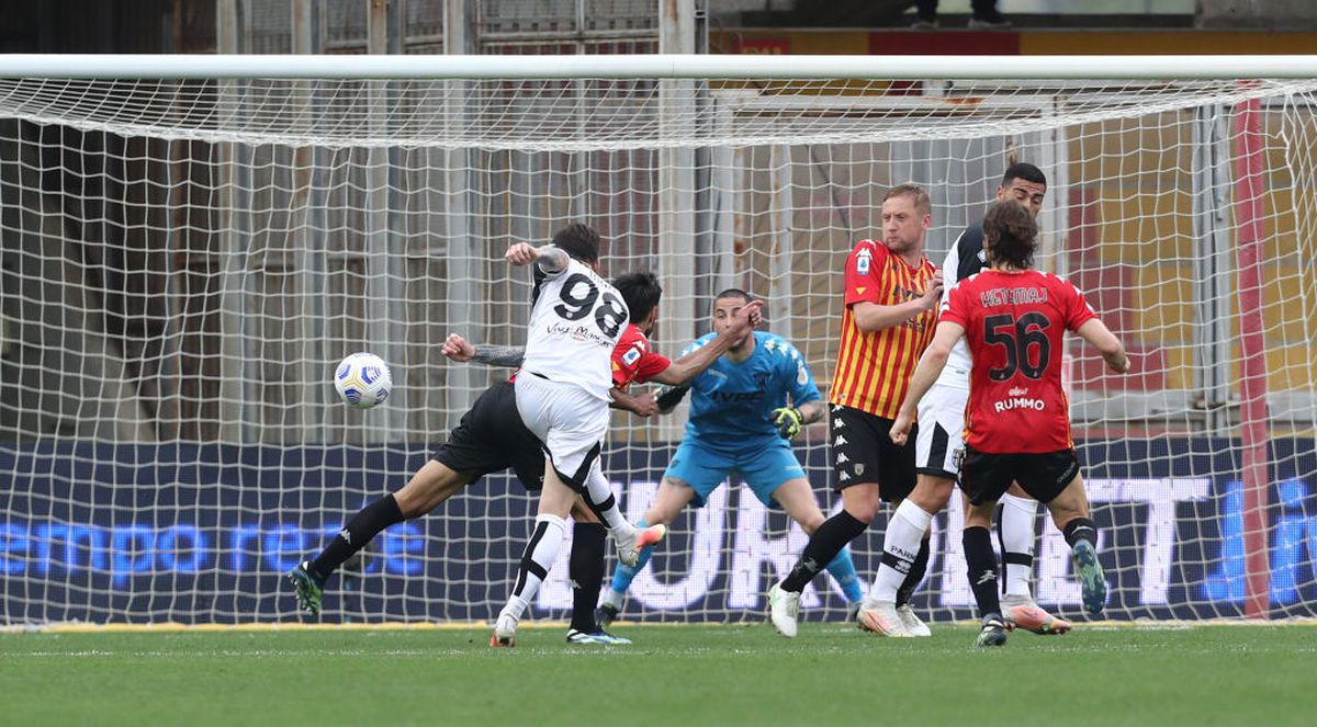FOTO BENEVENTO - PARMA, GOL DENNIS MAN