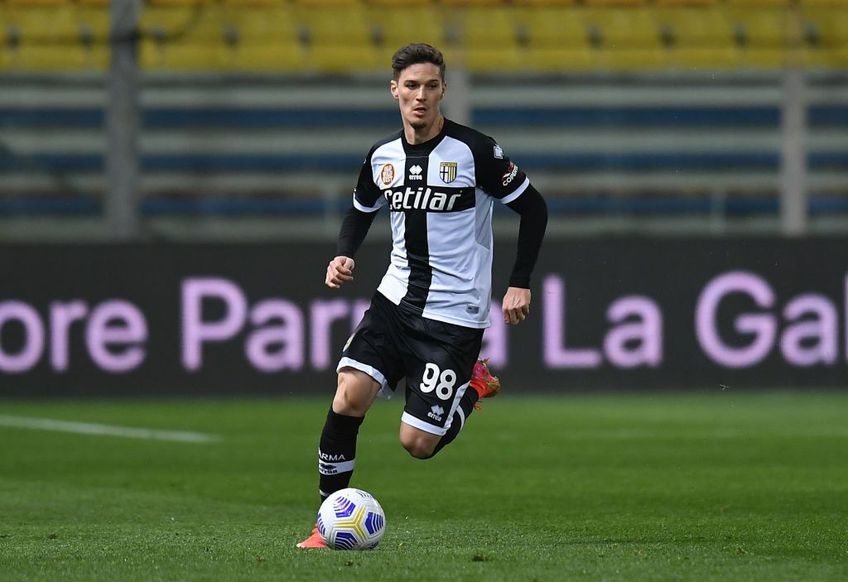 Dennis Man (22 de ani) a marcat primul gol pentru Parma, în remiza 2-2 cu Benevento, și a fost desemnat cel mai bun fotbalist al „cruciaților”.