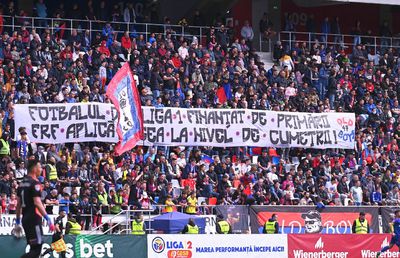 Continuă protestele! Ce nu s-a văzut la TV, în timpul derby-ului Steaua - Petrolul 2-1: „FRF aplică legea la nivel de cumetrii!”