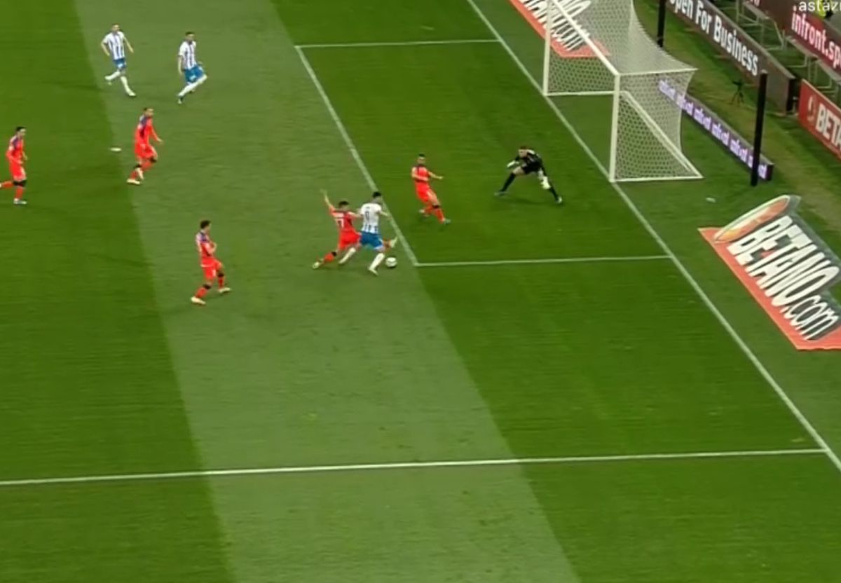 A fost penalty la duelul Cristea - Ivan din FCSB - CSU Craiova? Ce arată reluările fazei