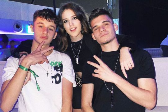 Maria Popescu împreună cu Nicolas și Ianis Hagi. Foto: Instagram