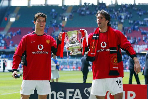 Cristiano Ronaldo și Ruud Van Nistelrooy, în 2004, după câștigarea Cupei Angliei cu Manchester United/ foto: Imago Images