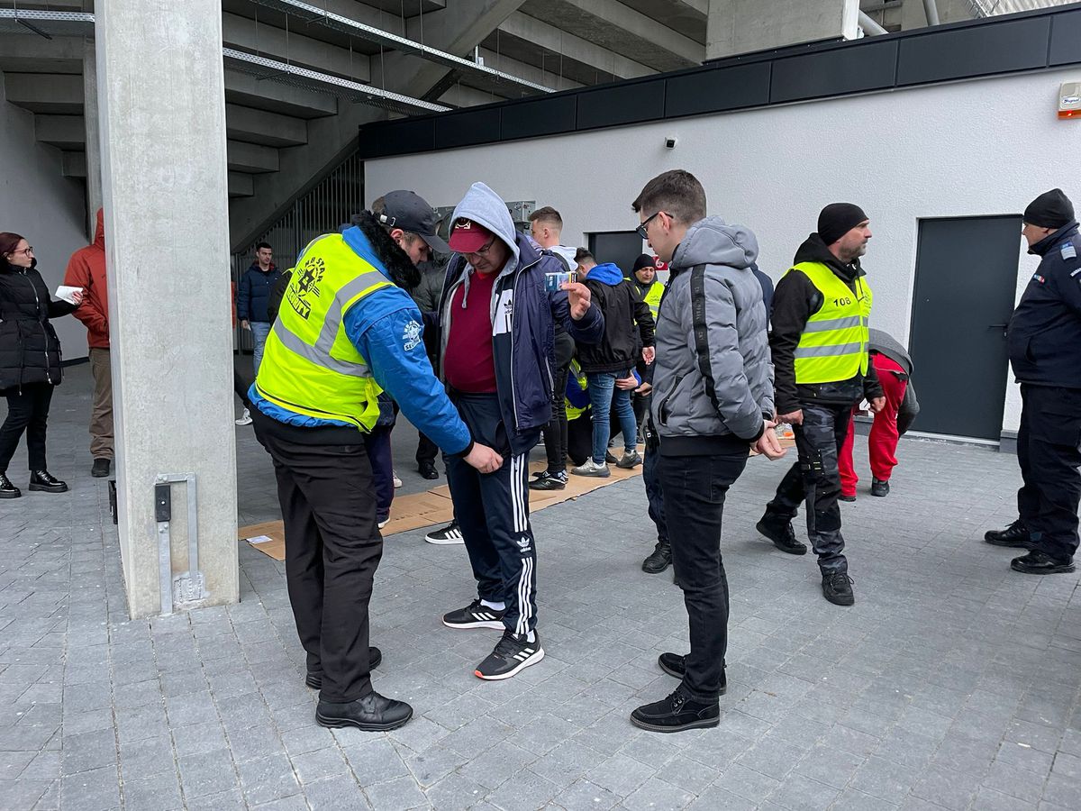 Ce urmărea Mihai Stoica pe tabletă, cu o oră înainte de Sepsi - FCSB + galeria venită de la București, descălțată la intrarea pe stadion