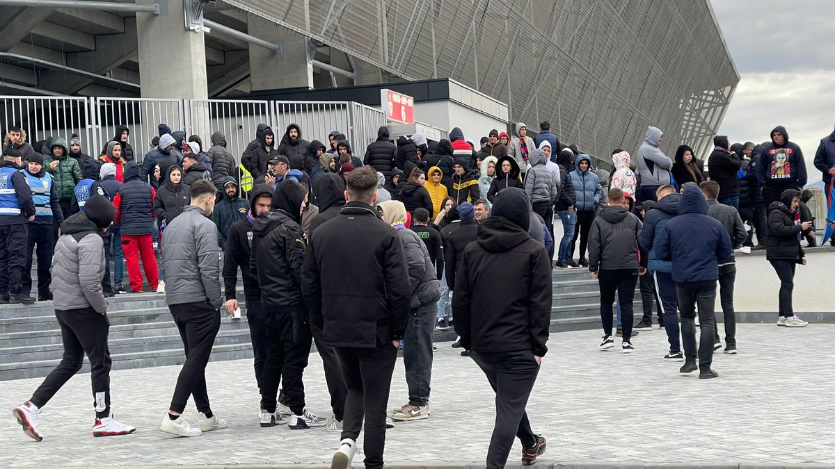 Gheorghe Mustață n-a intrat pe stadion la Sepsi - FCSB: „M-a sunat MM, mi-a zis că a vorbit. E păcat, dar prefer să stau aici lângă suporteri!”