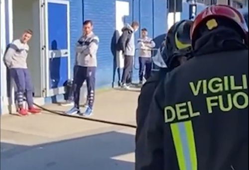 Startul meciului dintre Empoli și Lecce, programat inițial la ora 19:30, a fost amânat cu o oră din cauza unui incendiu provocat de o problemă la instalația electrică din zona vestiarelor.